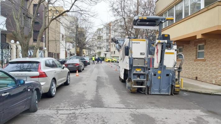 Începe reabilitarea carosabilului pe strada Eroilor