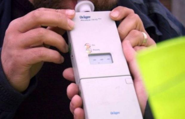 S-a suit băut la volan, deși nu avea permis, și a lovit o mașină parcată