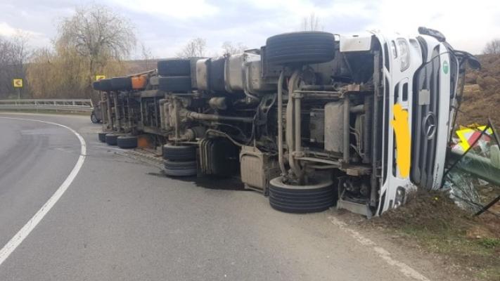Autotren răsturnat pe DN22, în dreptul localității Codru