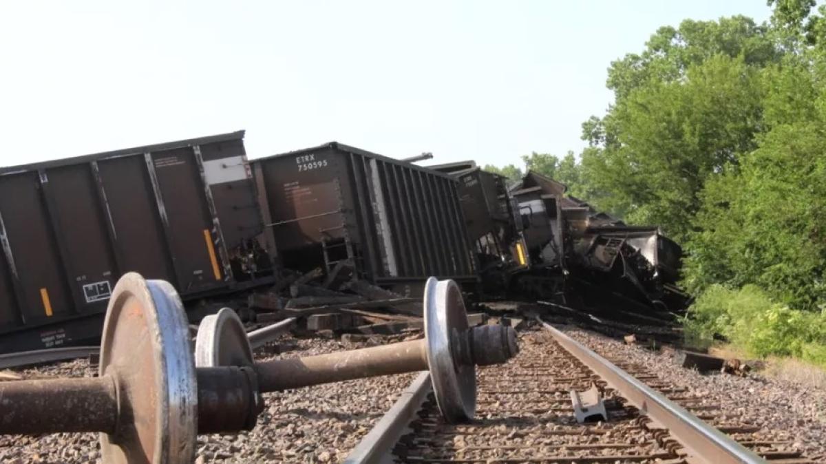 Un nou incident pe calea ferata; locomotiva unui tren a deraiat