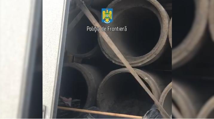 Camion plin cu tuburi de azbociment furate, descoperit de polițiștii de frontieră! Video