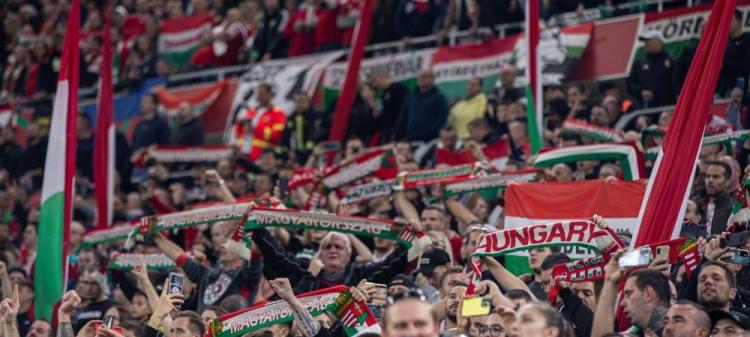 UEFA a decis că maghiarii pot folosi steagul Ungariei Mari la meciuri