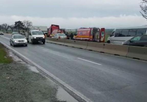 Două persoane au ajuns la spital, după un accident rutier între un microbuz și un TIR. Video