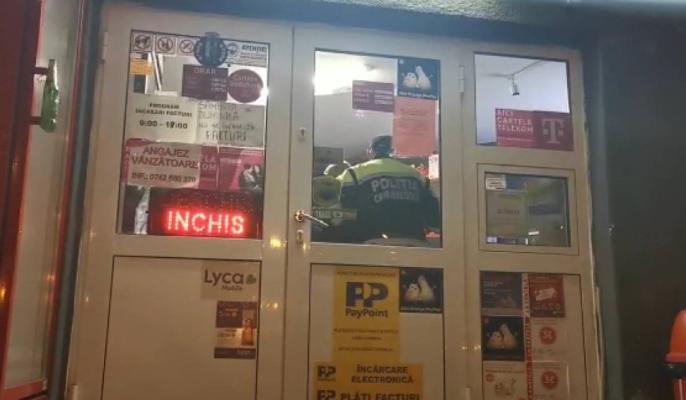 O vânzătoare a scos cuţitul de mezeluri la un bărbat mascat care încerca să o jefuiască