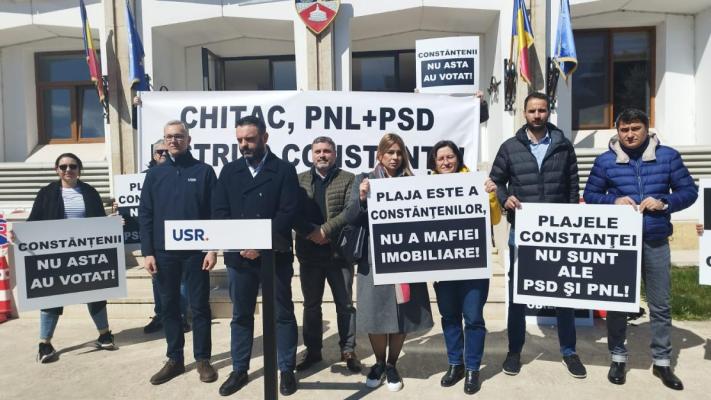 Consilierii municipali USR, conferință de presă în fața Primăriei Constanța, ”înarmați” cu pancarte