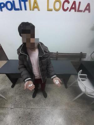 Persoană depistată de polițiștii locali cu substanțe interzise asupra sa