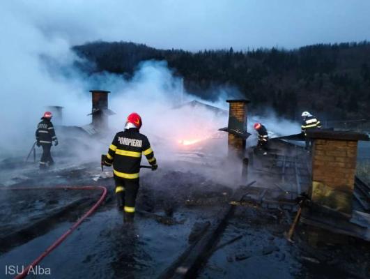 Brutărie, magazin şi două garaje, distruse de un incendiu