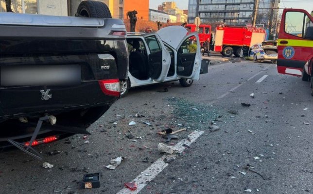 Carambol între o mașină de poliție și alte 3 autoturisme