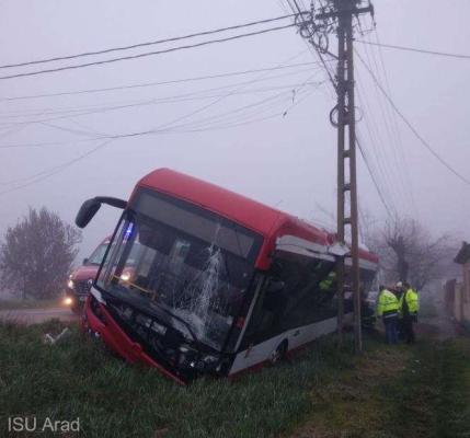 Un autobuz a lovit două autoturisme şi un stâlp; două persoane au fost rănite