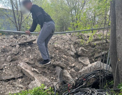Prinși de polițiștii locali în timp ce furau cabluri electrice 