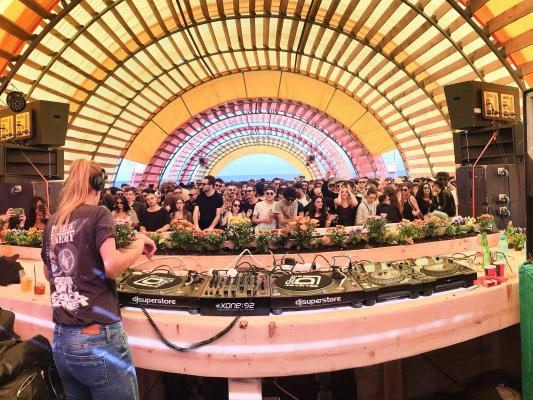 Clarificări esențiale și contribuția Festivalului SUNWAVES la industria muzicală și turismul din România
