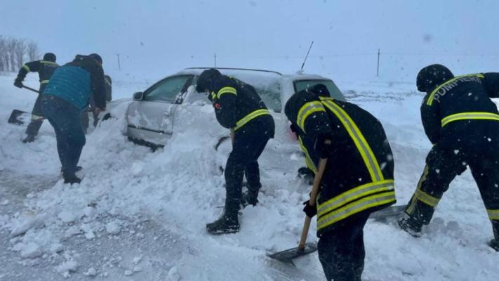 Misiuni contracronometru ale ISU Botoșani: Peste 400 de persoane salvate din mașinile blocate pe șosele