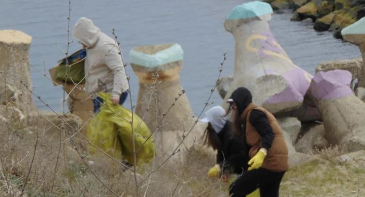 Plaja 3 Papuci, ecologizată alături de Liga Studenților
