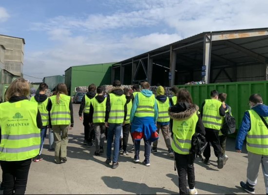Elevii de la Școala Gimnazială Nr. 8 Constanța, în vizită la Polaris, la stația de sortare și reciclare din Constanța