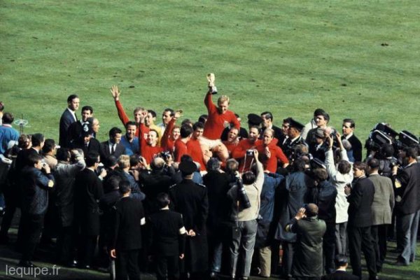 Fotbal: Familia lui Bobby Moore lansează un apel pentru recuperarea tricoului de campion mondial