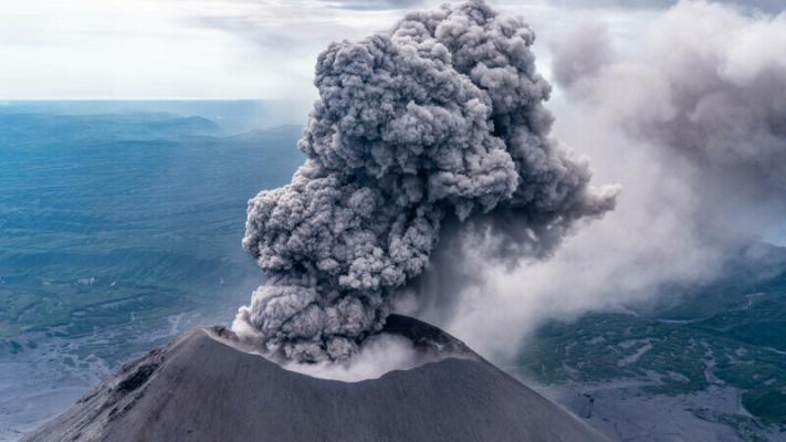 Un vulcan a erupt în Rusia, aruncând cenușă la 20 kilometri înălțime. Video