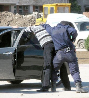 Șoferul încătușat în trafic, care a agresat un polițist, a fost arestat preventiv
