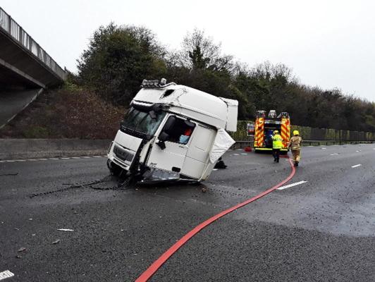 TIR dezmembrat după un accident: Camionul s-a rupt în două, cabina s-a desprins de șasiu, iar motorul a zburat pe șosea