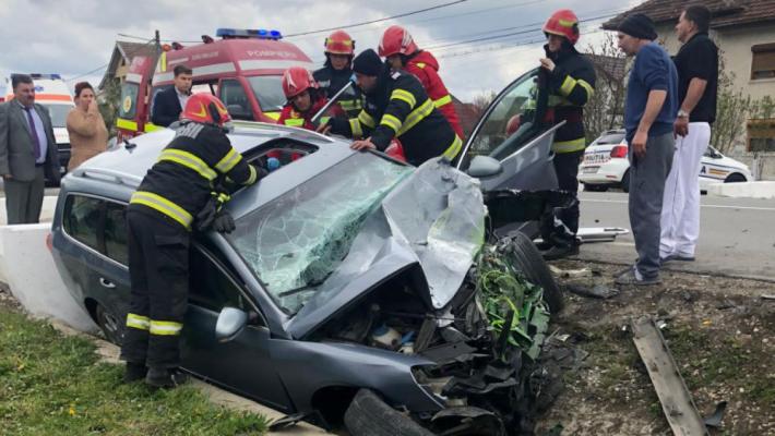 Şapte persoane au fost rănite după impactul puternic dintre 3 mașini  