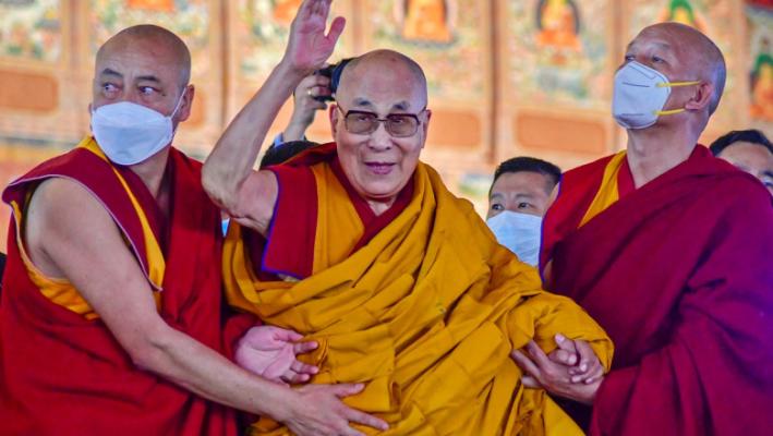 Șeful guvernului în exil al Tibetului îl apără pe Dalai Lama în scandalul copilului sărutat  