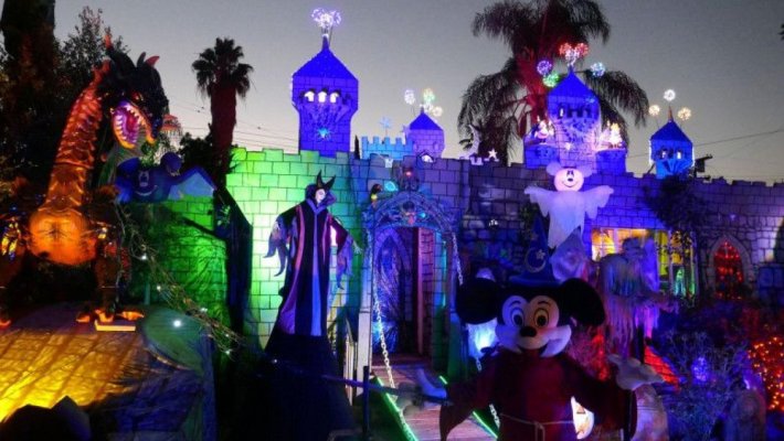 Momentul în care un dragon uriaş ia foc şi arde ca o torţă în timpul unui spectacol de la Disneyland, în California. Video