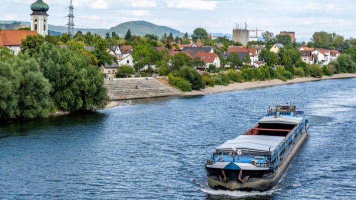 O navă românească a început să se lovească de malurile Dunării, în Germania  