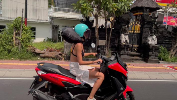 Bali s-a supărat pe străinii care se pozează goi în locuri sacre și vrea să impună o taxă pentru turiști  