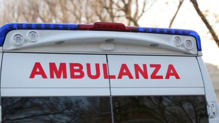 Doi tineri români au murit pe loc în Italia, după ce mașina lor a lovit un stâlp și s-a rupt în două  