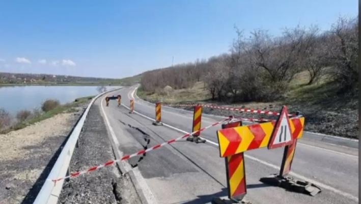Un drum județean inaugurat în martie s-a surpat după trei zile de ninsori 