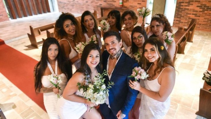 Un barbat și-a cumpărat pat de 6 metri ca să aibă loc în el cu toate soțiile  