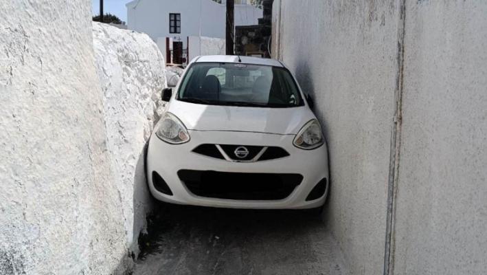 Un turist a rămas blocat cu mașina închiriată pe o străduță îngustă din Santorini  