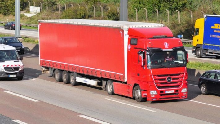 Cabina roșie a TIR-ului i-a dat repede de gol: cum au fost filmați 2 șoferi români în Belgia? 