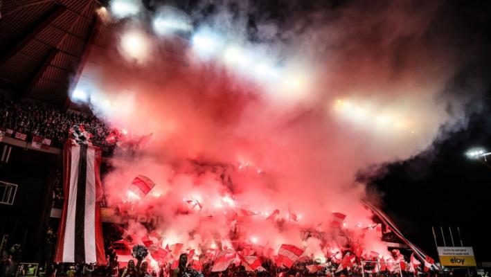 Gest sinistru la un meci de fotbal: Suporterii echipei oaspete au aruncat cu şobolani morţi către fanii gazdelor