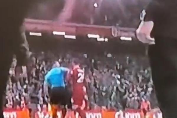 Incident incredibil la meciul Liverpool-Arsenal: Un arbitru a lovit un jucător