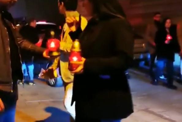 Scandal în noaptea de Înviere! Un tânăr a spart cu pumnul geamul unei mașini. Video