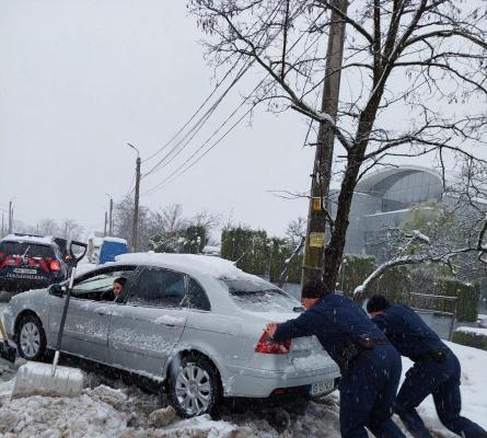 Mai multe sectoare de drum au fost închise din cauza zăpezii!