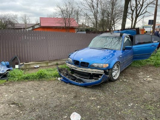 Coliziune între două autoturisme, în Iazu