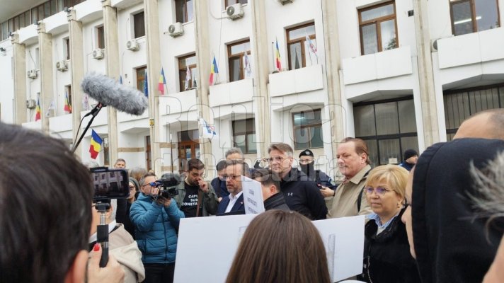 Circ și...protest la Primăria Constanța, față de șantierele din oraș. Video