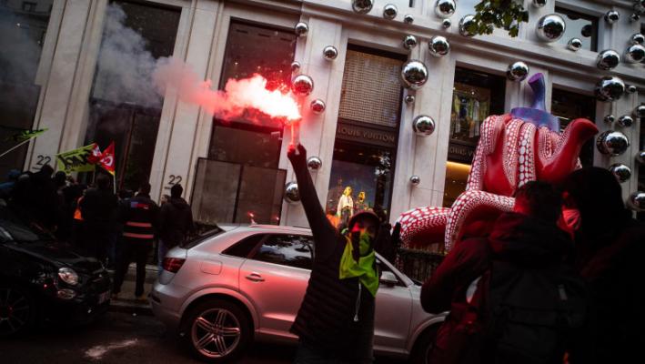 Protestatarii au luat cu asalt sediul Louis Vuitton  