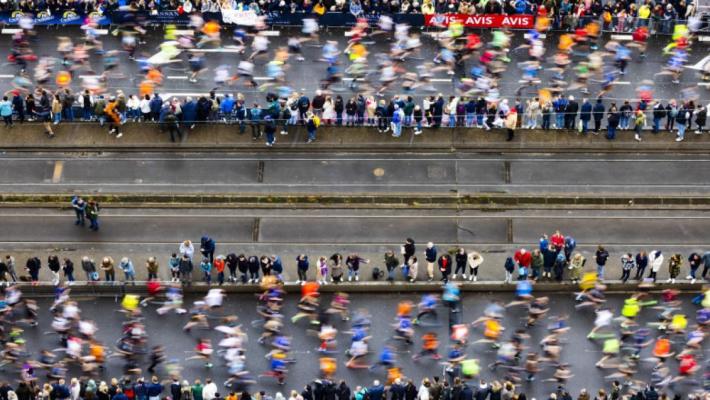 Atletă descalificată de la un maraton după ce s-a descoperit că a mers cu mașina o bucată de traseu  