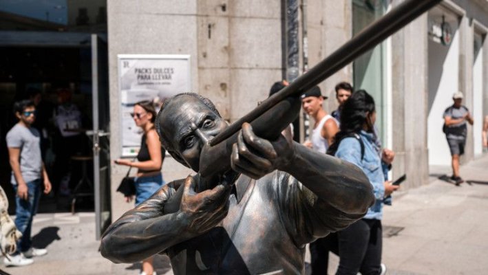 O statuie ironică cu fostul rege Juan Carlos care împușcă simbolul Madridului a fost montată în capitala spaniolă
