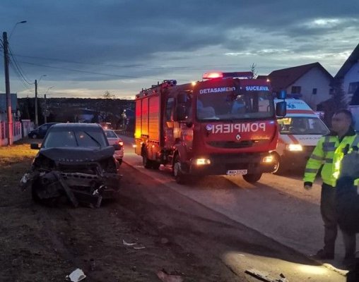 Doi tineri au murit, iar un altul a fost grav rănit, după ce au intrat cu mașina într-un stâlp