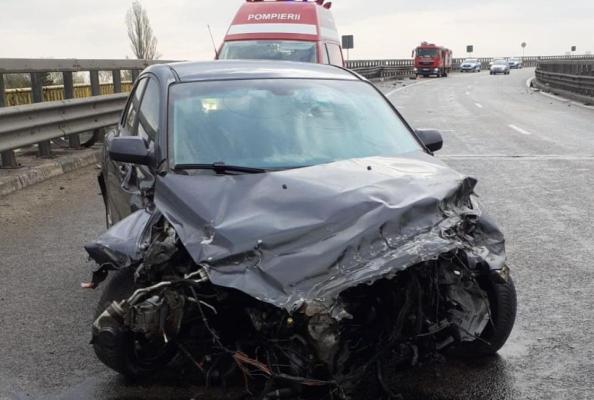 Două persoane au fost rănite, după ce o mașină a intrat într-un parapet, la Cernavodă