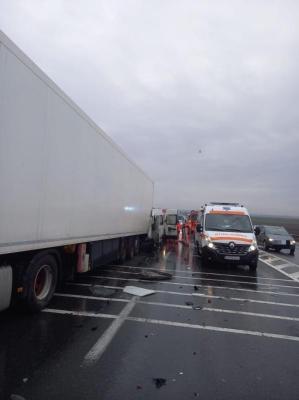 Două persoane au murit după ce un tir a lovit o autoutilitară: A intervenit elicopterul SMURD