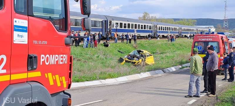 O masina a fost lovita de tren. O femeie si copilul sau de 8 ani, raniti grav O masina a fost lovita de tren. O femeie si copilul sau de 8 ani, raniti grav