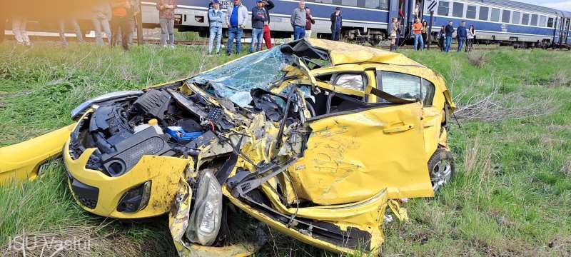 O masina a fost lovita de tren. O femeie si copilul sau de 8 ani, raniti grav O masina a fost lovita de tren. O femeie si copilul sau de 8 ani, raniti grav