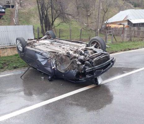 Două tinere au fost rănite după ce s-au răsturnat cu maşina, în Neamț