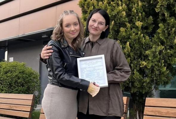 Gest emoţionant făcut de adolescenta căreia i-au fost replantate brațele, în urma unui accident rutier