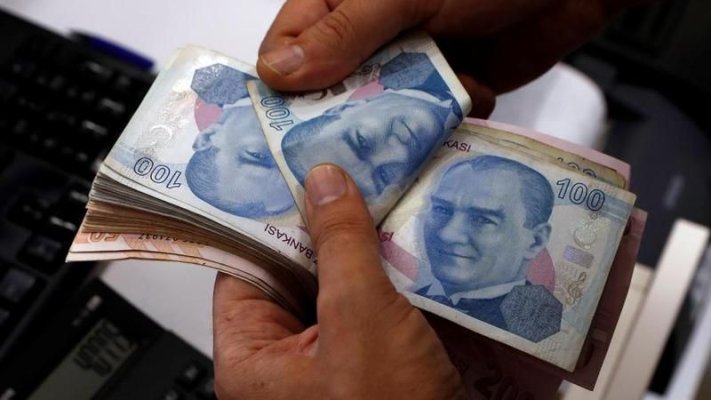 Turcii ocolesc băncile şi se îngrămădesc la Marele Bazar din Istanbul să scape de lirele lor