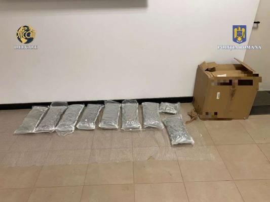 Doi bărbaţi prinşi cu un colet expediat din Spania care conţinea 9 kg de canabis